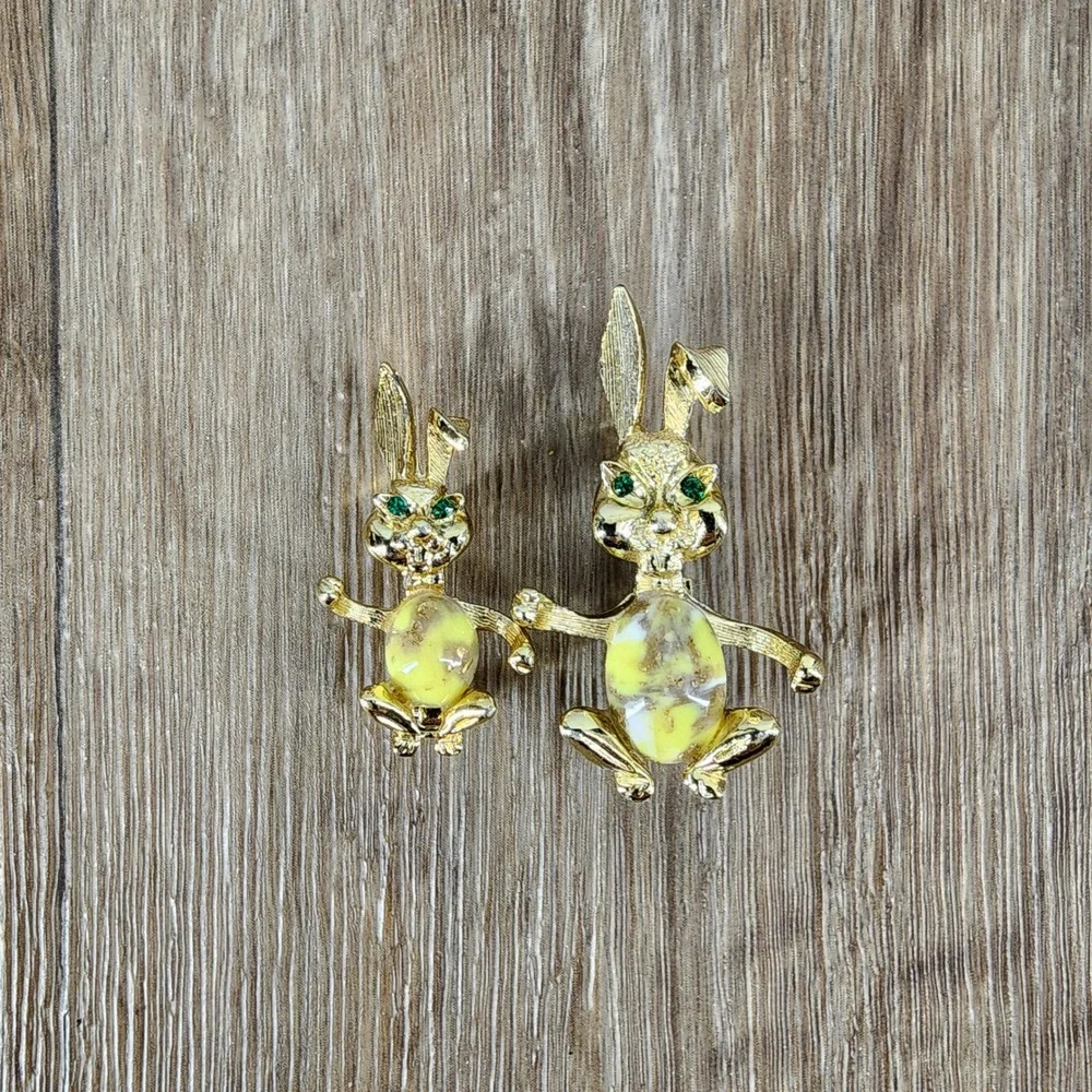 Vintage Gold Tone Bunny‎ Rabbit Brooch Set Green Eyes Yellow Art Glass Pins 2pc
